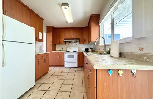 Richmond House | Peaceful Room with Kitchen & Laundry near Shopping mall and Airport