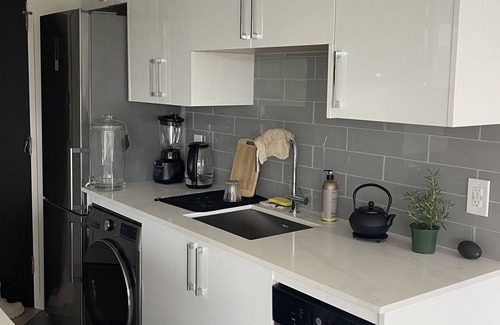 West Point Grey Apartment | Peaceful Unit 10 Min from the beach!