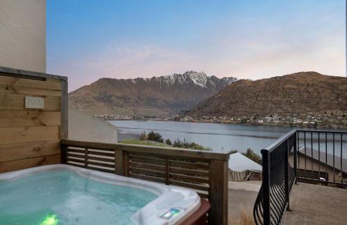 Frankton House | Peak Paradise Lodge - Hot Tub - Lake Views