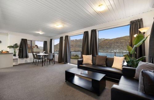 Frankton House | Peak Paradise Lodge - Hot Tub - Lake Views