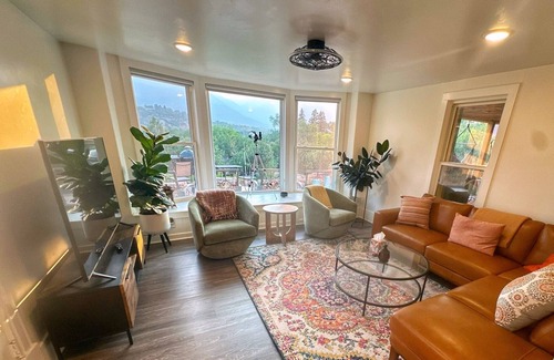 West Colorado Springs House | Peak View Guesthouse - Stunning Views and a short walk into Garden of the Gods!
