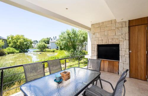 Cape Winelands Villa | Pearl Valley Golf Estate Lodge 1E