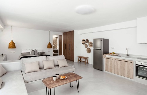 Vathianos Kampos Apartment | Pebble, an Idyllic Seaside Suite by NirouSuites