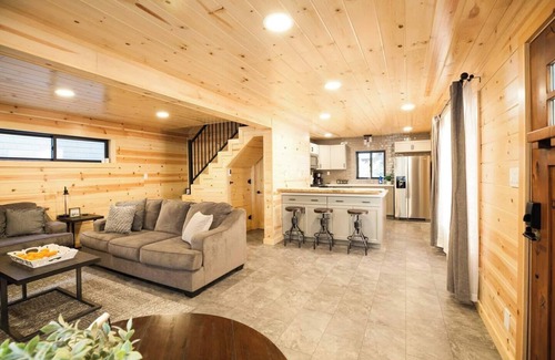 Donner Lake Woods Cabin | Peek of Donner Lake | Walk to West End Pub!