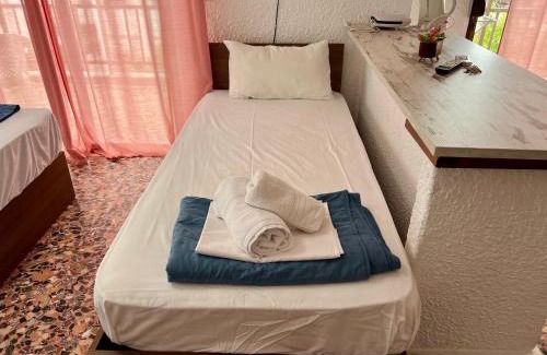 Pefkochori Hotel | PELEKAN rooms and apartments Athina 33