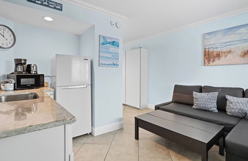 Clearwater Beach Condo | Pelican Pointe 322:Walk to Beach~Pool~Free Parking