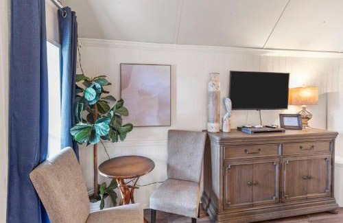Oil City House | Pelican's Nestcaddo Lake With Kayaks