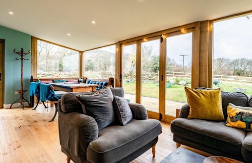 Newport House | Penrhiw - a country cottage with mountain views