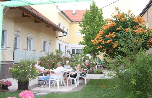 Illmitz House | Pension & Weingut Storchenblick