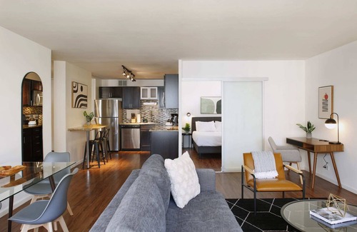 Streeterville Apartment | Penthouse Corner 3BR in Streeterville | Roof Deck