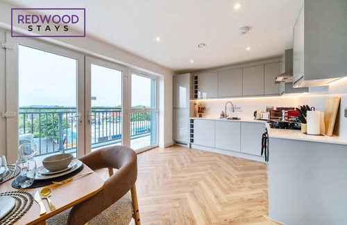 Rushmoor District Apartment | Penthouse | FREE Parking | Balcony | Hi-Speed WiFi