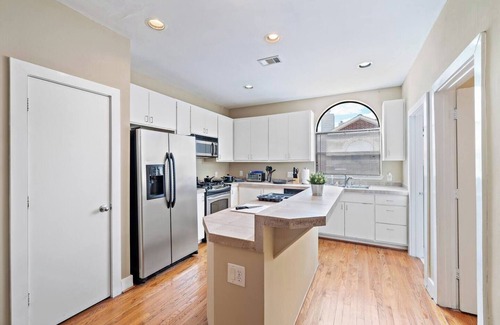 Willow Meadows/Willowbend Area House | Perennial Chic Home-King Bed-Pet Friendly!-Rodeo