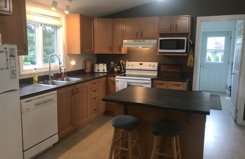 The Archipelago House | Perfect Muskoka 3 Bedroom Waterfront Cottage