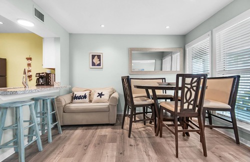 Pensacola Beach Condo | 🌴Perfectly Sea-Sunned-Gulf Views-Kayaks-Steps2Beach-Pool-Sleeps 6🌴