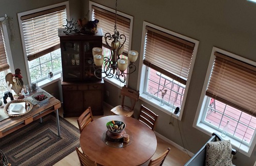 Westford House | Pet friendly and charming chalet just 1/2 mile walk to Lake Pymatuning