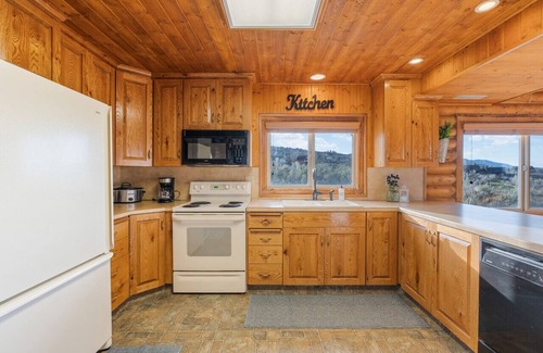 Sweetwater Apartment | Pet-Friendly Cabin | Hot Tub, Pool Table & Views
