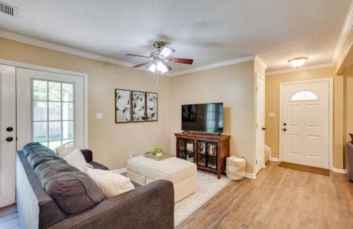 College Park House | Pet-Friendly Conroe Hideaway with Porch and Fire Pit