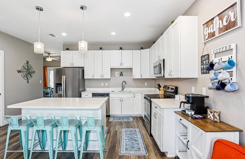 East Hill House | Pet Friendly East Hill New Build - Walk to Graffiti Bridge - Close to Downtown and Pensacola Beach