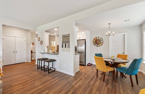 Broken Arrow House | Pet friendly home featuring a sample of local flavors near The Rose District!