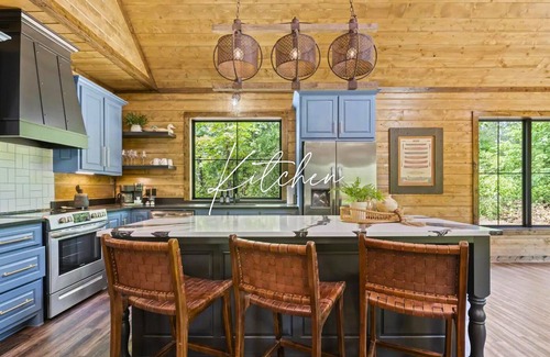 Broken Bow Cabin | Pet-Friendly | Hot Tub | Heated & Chilled Pool!