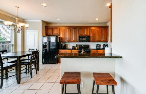 Las Colinas House | Pet-Friendly Irving Townhome with Patio and Grill!