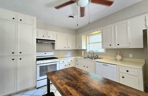 Westbury House | Pet Friendly Quiet Neighborhood 3BR/4Bed Minutes from NRG, Med-Ctr, DT