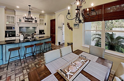 Summer Breeze House | PET FRIENDLY! PRIVATE HOT TUB! Up to 13 Guests! Minutes to Pier Park and 30A!