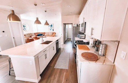 Colorado Springs House | Pet Friendly w/3 Masters Suites all with En-Suite Full Bathrooms/Sleeps 11+