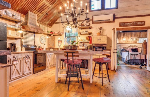 Wimberley Cabin | Pet-Friendly Wimberley Cabin w/Fire Pit & Hot Tub