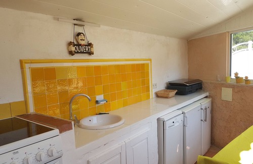 Ampus Apartment | Petit Cabanon Independent apartment with beautiful summer kitchen