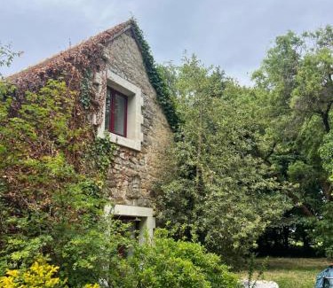 Yvre-l'Eveque Apartment | Petit gîte du bois