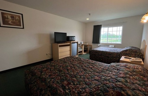 Red Bud Bed & Breakfast | Petite Double Queen Suite with Free Parking!