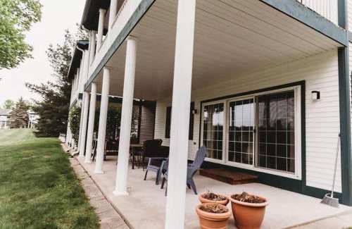 Chief Golf Cottages Villa | Picturesque Condo perfect for Golf, Families, Pools and Lake vacation