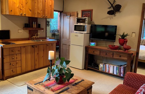 Lake Hayes Cottage | Picturesque Lake and Mountain Setting