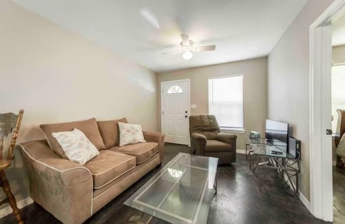 Russellville Cottage | Pierre’s Getaway, near Tech and ANO!
