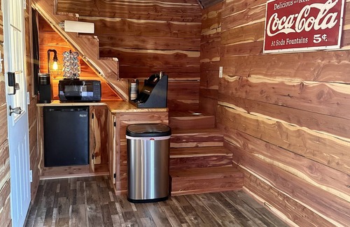 Henryetta Cabin | Pine Hollow w/Lemurs & zebras, Private Hot Tub