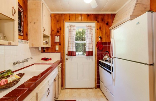 Twin Peaks Hotel | Pine Rose Cottage - Studio | One Bed | ¾ Bathroom | Sleeps Two Our smallest and coziest studio cabin
