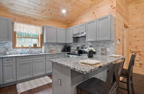 West Oneonta Cabin | Pines Luxury Log Cabin Lakefront Kayaks & Hot Tub