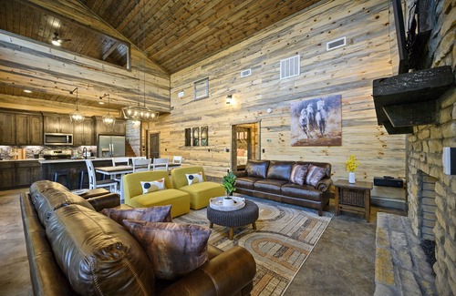 Pickens Cabin | Pines Peek-Cozy Cabin w/Hot Tub, Shuffleboard, Foosball, Horseshoes & More!