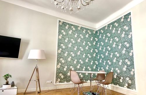 Mariahilf Apartment | Pink Grapefruit City Condo