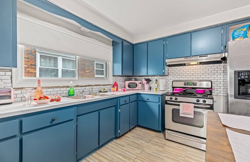 Detroit House | Pink Persuasion Situation: 3 bdrm Selfie House