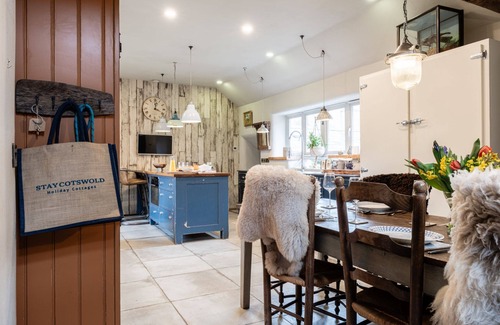 Chipping Campden House | Pinkney House - a cottage that sleeps 6 guests in 3 bedrooms