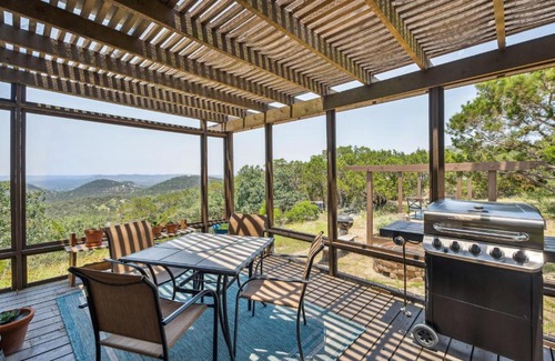 Pipe Creek House | Pipe Creek Escape with Screened-In Porch and Hot Tub!
