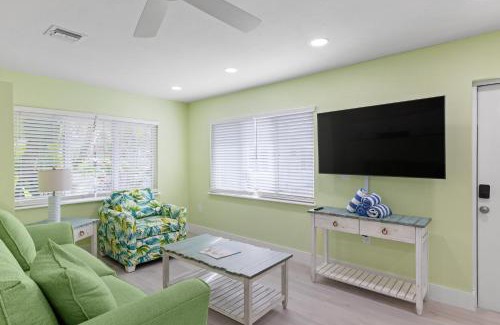 Sanibel House | Pirates Cove Cottage at Palm View Inn of Sanibel with Bikes