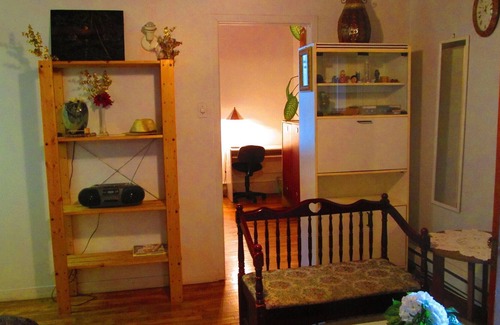 Pont-Viau Apartment | Pleasant Retro 3-Bedroom Apt Next to Metro Station