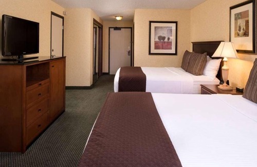 Tri-Cities Hotel | Pleasant Stay, Convenient Location! 3 Contemporary Units w/FREE Parking, Pool!