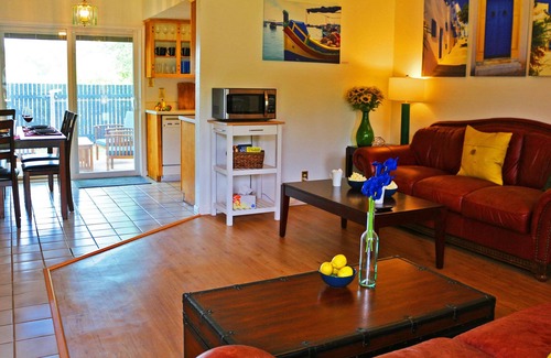 Manor Apartment | Plush Double King Apt w Parking, Pet friendly, WiFi & Laundry