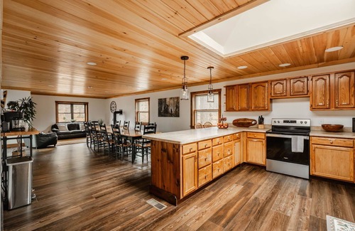 Thornhurst Cabin | Pocono Family Getaway - Beautiful Home in Arrowhead Lakeside Community!