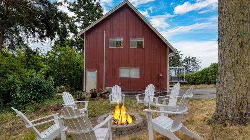 Oak Harbor House | Polnell Point Lookout by AvantStay Water Views Hot Tub Large Patio