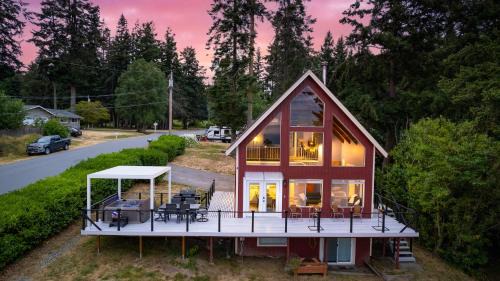Oak Harbor House | Polnell Point Lookout by AvantStay Water Views Hot Tub Large Patio